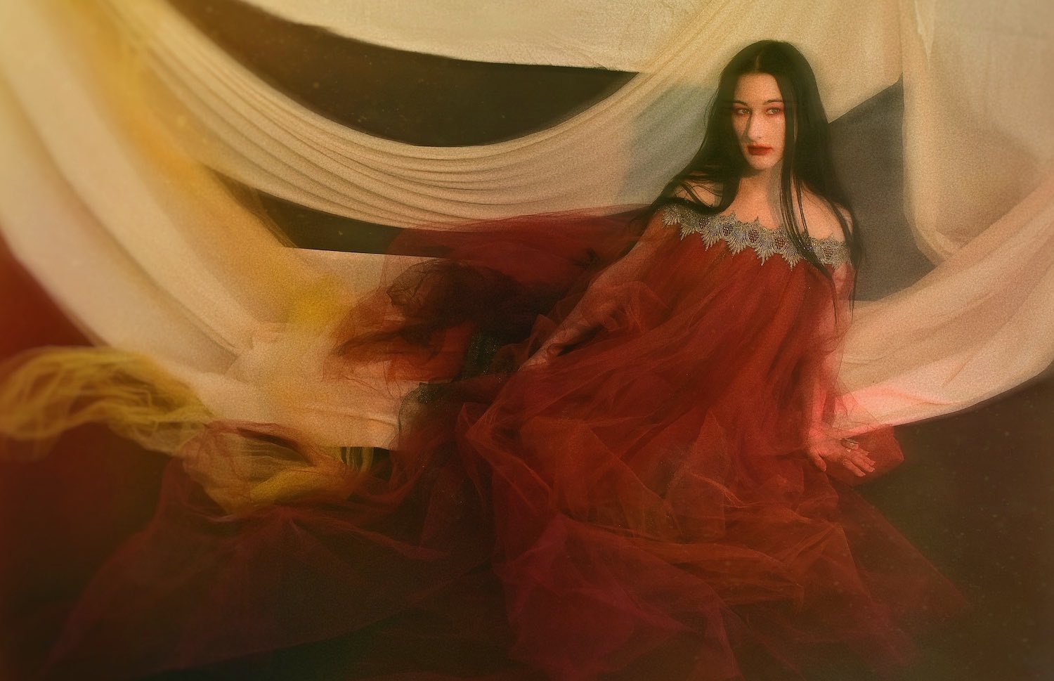 Zola Jesus leva o pop à catarse em “The Fall”