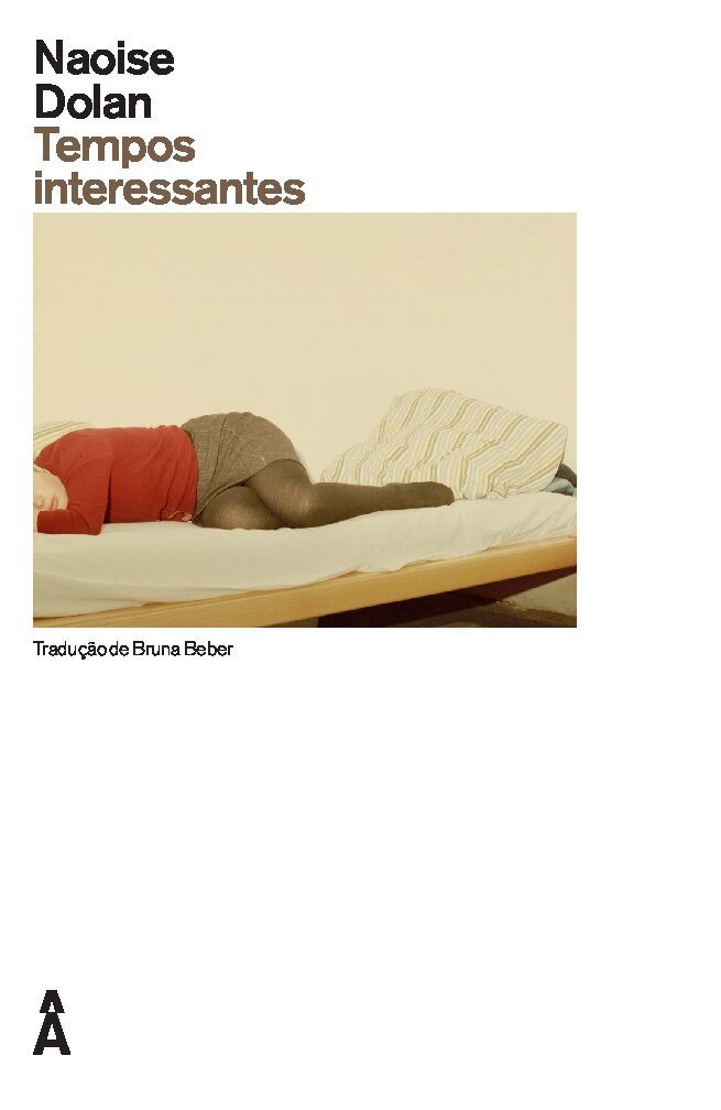 Privilégios não suprem a solidão na turbulência cosmopolita de “Tempos Interessantes”