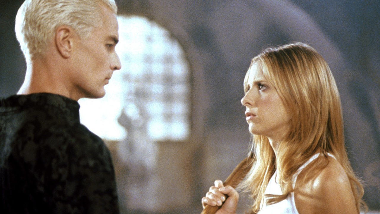 Filme: "Buffy, a Caça-Vampiros" (1997), Joss Whedon, James A. Contner, David Solomon, David Grossman, Michael Gershman, Bruce Seth Green, Nick Marck, James Whitmore Jr., David Greenwalt, David Semel, Michael Lange, Douglas Petrie, Charles Martin Smith, John T. Kretchmer, Stephen Cragg, Scott Brazil, Stephen L. Posey, Ellen S. Pressman, Reza Badiyi, Regis Kimble, Tucker Gates, Daniel Attias, Christopher Hibler, Marti Noxon, Turi Meyer, Rick Rosenthal, Bill L. Norton, Alan J. Levi, Marita Grabiak