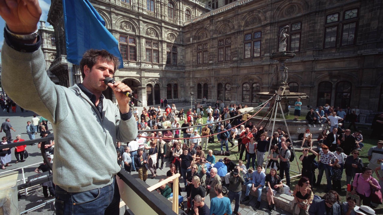 Filme: "Foreigners out! Schlingensiefs Container" (2002), Paul Poet