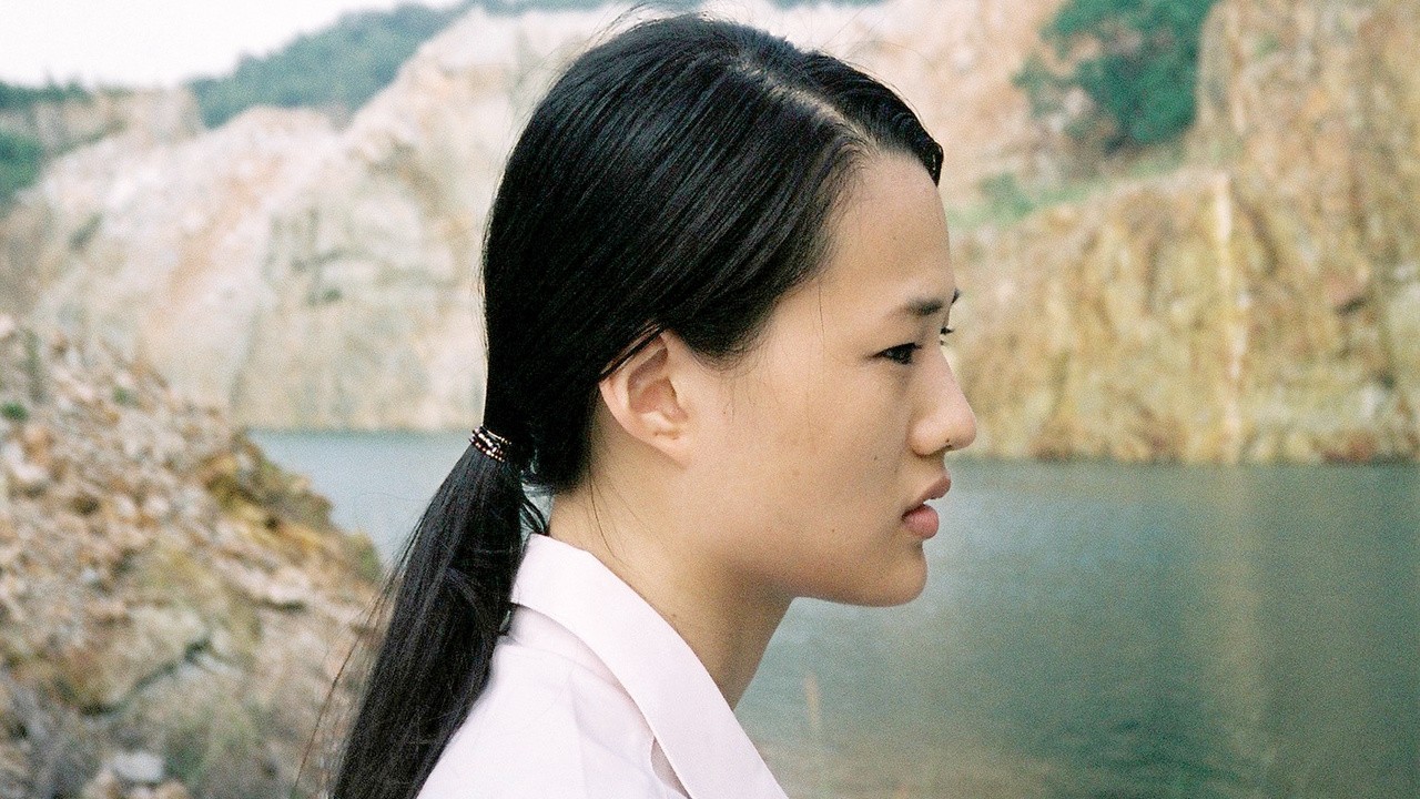 Filme: "By the Time It Gets Dark" (2016), Anocha Suwichakornpong