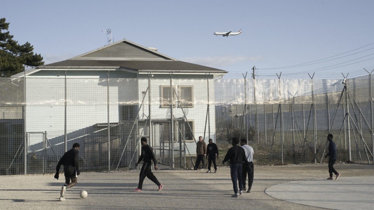 Filme: "Special Flight" (2011), Fernand Melgar